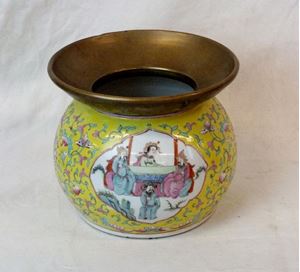Picture of Chinese porcelain spitoon with brass rim